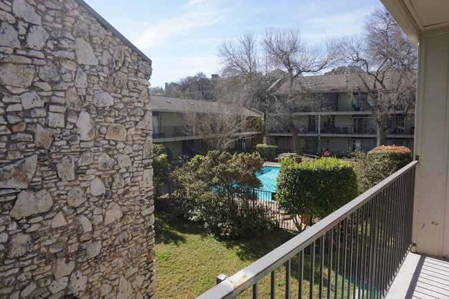 Building Photo - 500 E Riverside Dr
