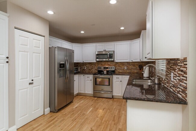 Building Photo - 7460 San Clemente Pl