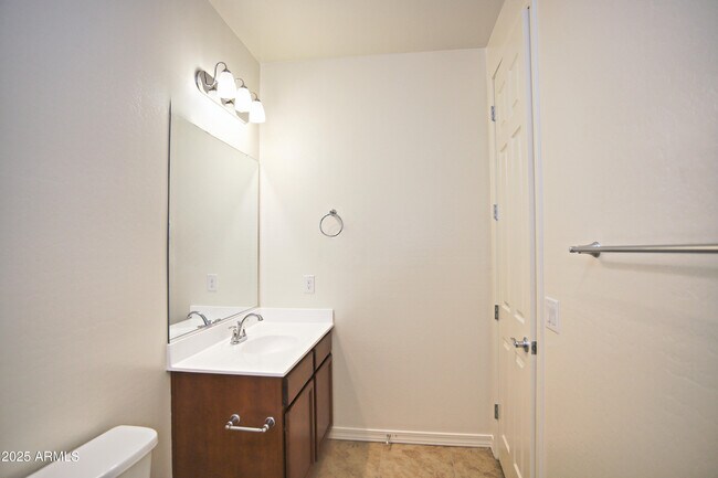 Building Photo - 879 W Finch Dr
