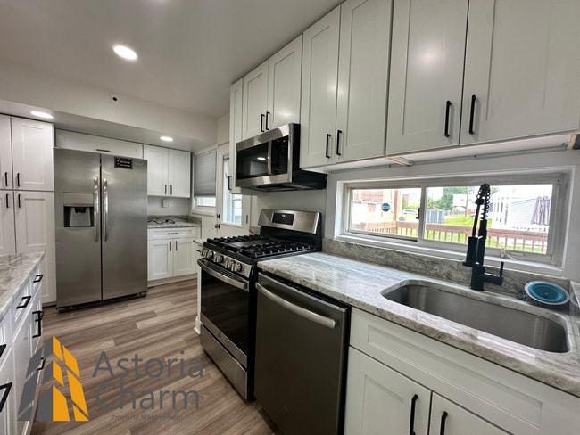 Building Photo - Spacious 4 Bedroom + Den Home with Private...