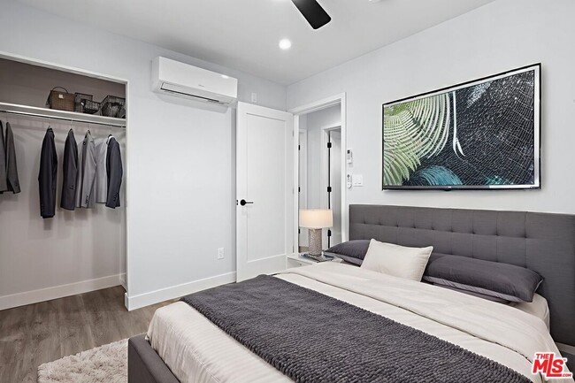 Building Photo - 1518 1/2 Stearns Dr