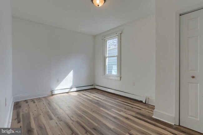 Building Photo - 825 Scull St