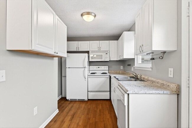 Building Photo - Quiet Retreat, Prime Location!