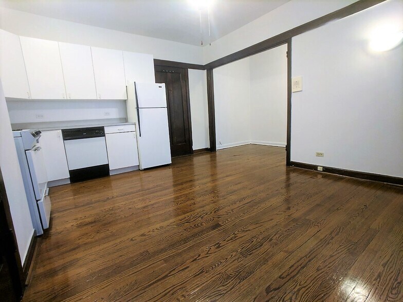 Building Photo - 820 W Waveland Ave