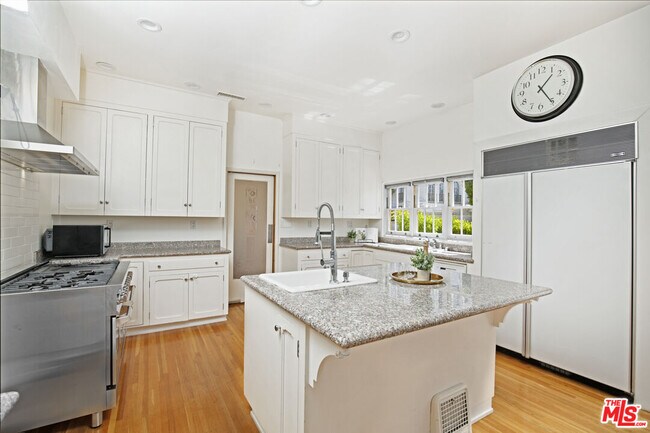 Building Photo - 6538 Cahuenga Terrace