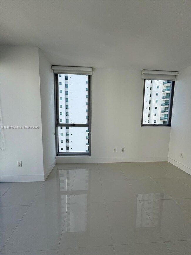 Building Photo - 1300 Brickell Bay Dr
