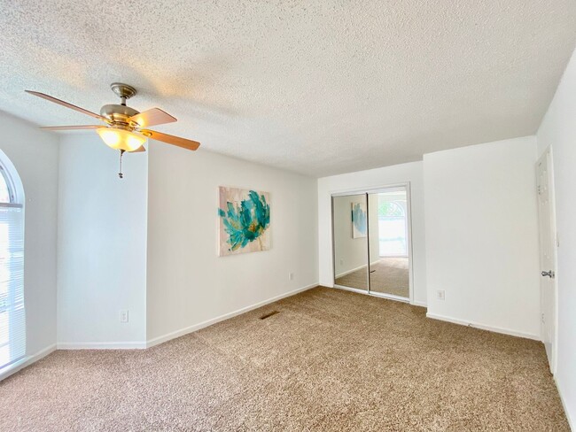 Building Photo - Updated Chimney Hill Condo Available 03-25...