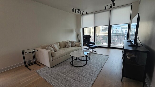 Building Photo - 744 N Clark St