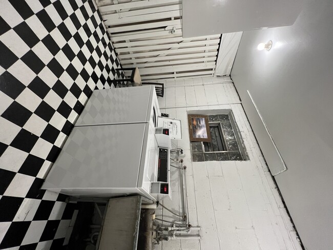 Building Photo - 516 W Melrose St