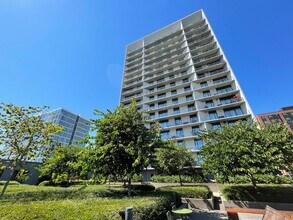 Building Photo - Spacious Vista Pearl Condo with Bonus Den,...
