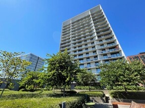 Building Photo - Spacious Vista Pearl Condo with Bonus Den, Stunning Views and Fabulous Amenities