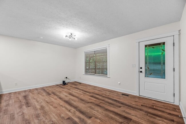 Building Photo - Beautifully Remodeled 3-Bedroom Home with ...