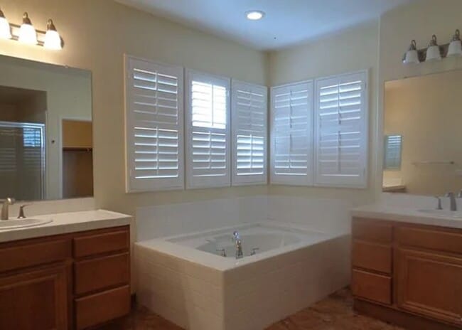Building Photo - 2 weeks free rent. Detached 4 Bedroom Home...