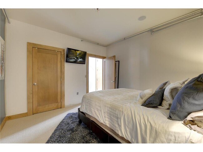 Building Photo - 521 S 7th St