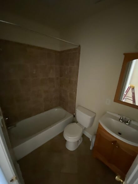 Building Photo - 1261 W Cary St