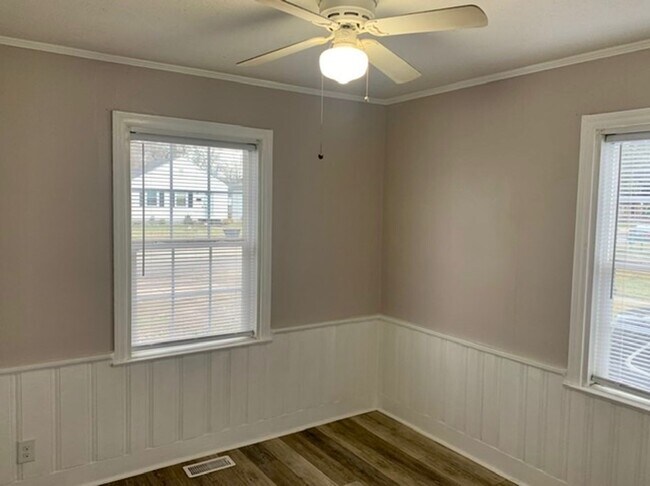 Building Photo - 2421 Lindbergh Dr