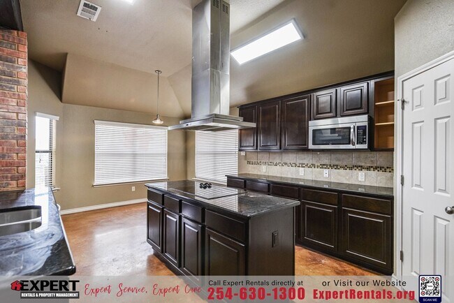 Building Photo - GORGEOUS 3 BEDROOM HOME WITH SOLAR PANELS!!