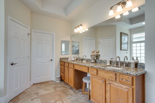 Building Photo - "Charming 3 Bed, 2.5 Bath Rental in Blufft...