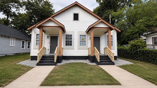 Building Photo - 313 W Chappell St