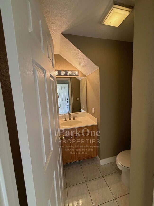 Building Photo - Updated Townhouse in Clayton Available for Lease now!