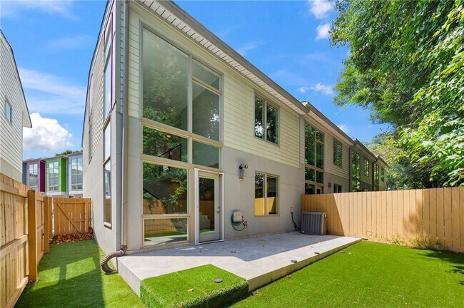 Building Photo - 1344 Rietveld Row NW