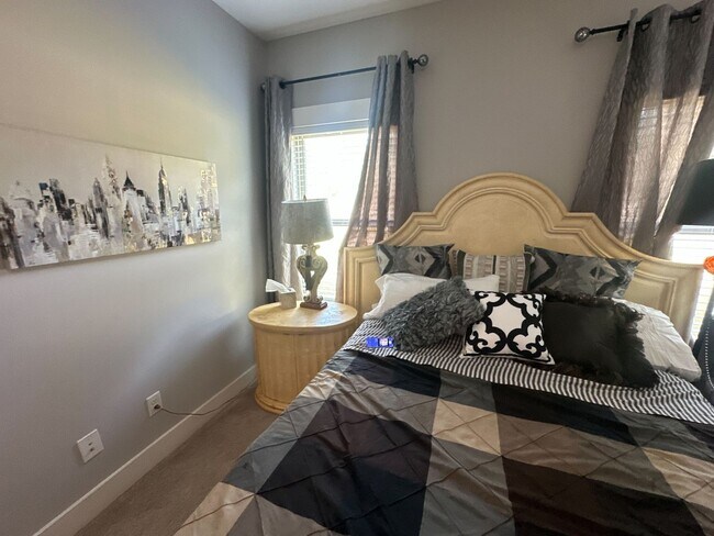 Building Photo - 1013 Edgewater Ln