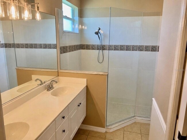 Building Photo - 2775 Royal Palm Dr