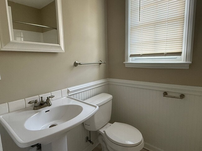 Building Photo - 524 Wakefield Dr