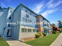 Building Photo - "Chic 2-Bed Condo with Scenic Views & Gran...