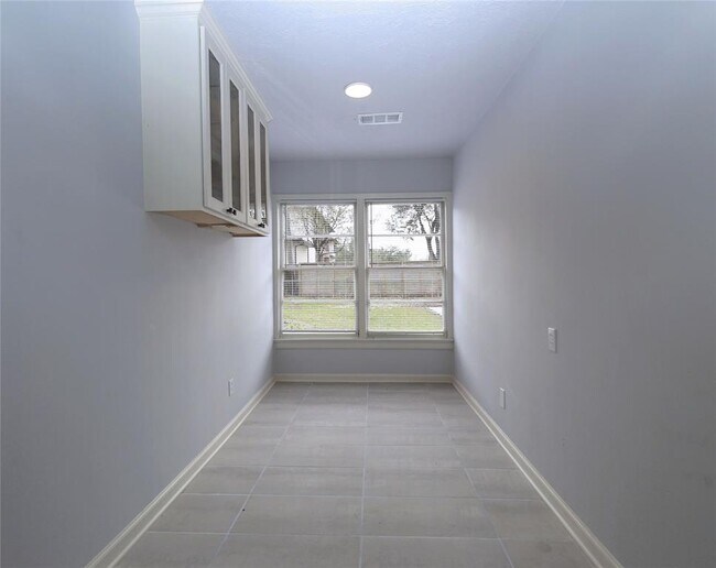 Building Photo - 5221 Palmetto St