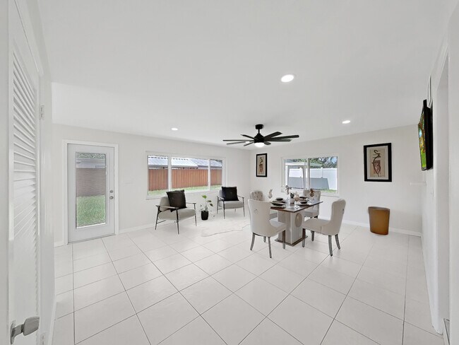 Building Photo - 4610 W Bay Villa Ave