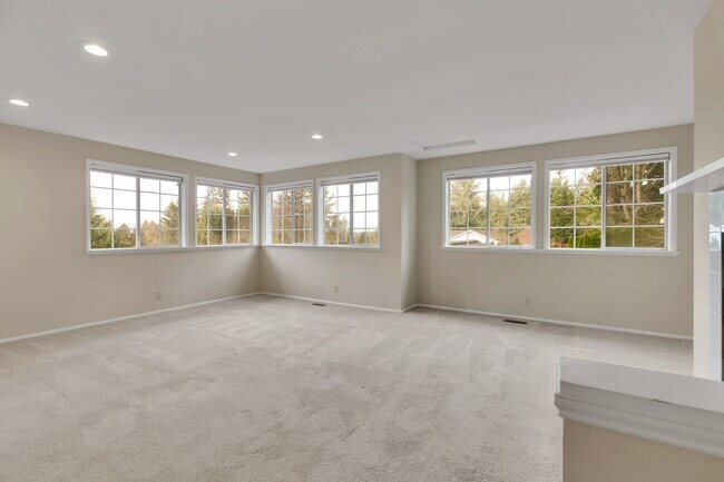 Building Photo - Spacious 3BR Home w/ Large Fenced Yard in Prime Woodinville Location