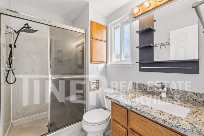 Building Photo - 511 Lyndhurst Ave