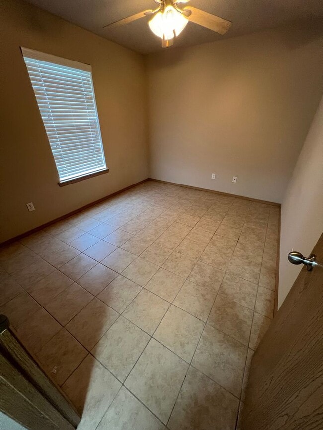 Building Photo - 2016 Plum Creek Ln