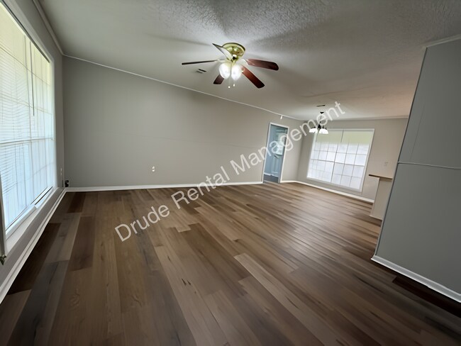 Building Photo - Quiet Country Living