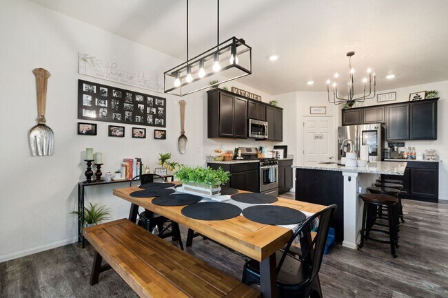 Building Photo - Beautiful 5 Bed Home in Raindance