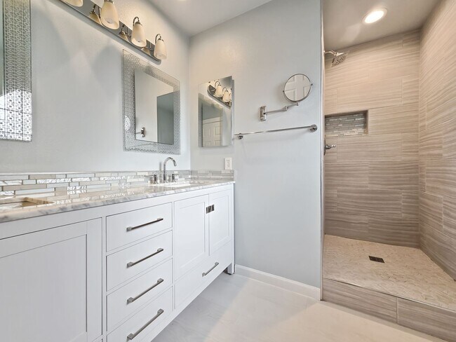 Building Photo - Modern Luxury: 4-Bed, 4.5-Bath Fully Remodeled Home