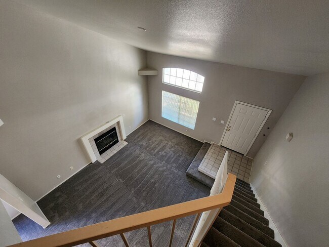 Building Photo - Beautiful townhouse in Silverado Ranch