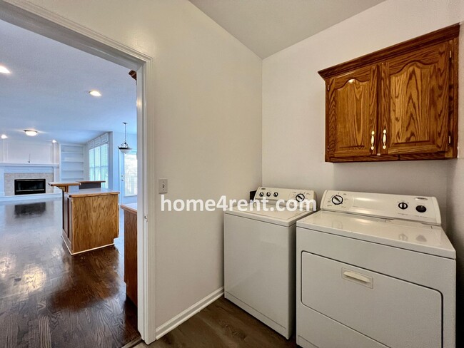 Building Photo - Beautiful Overland Park w/ Wood Floors Thr...