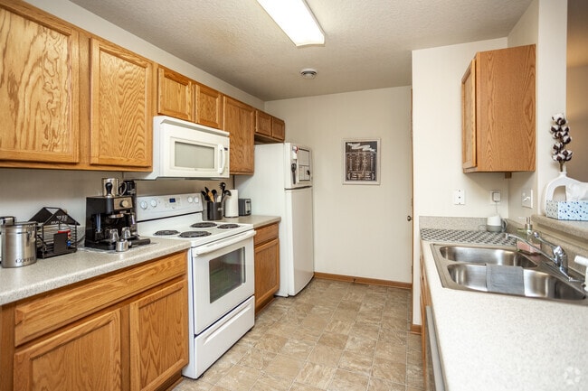 1BR, 1BA - 819 SF - Tiverton Court Apartments