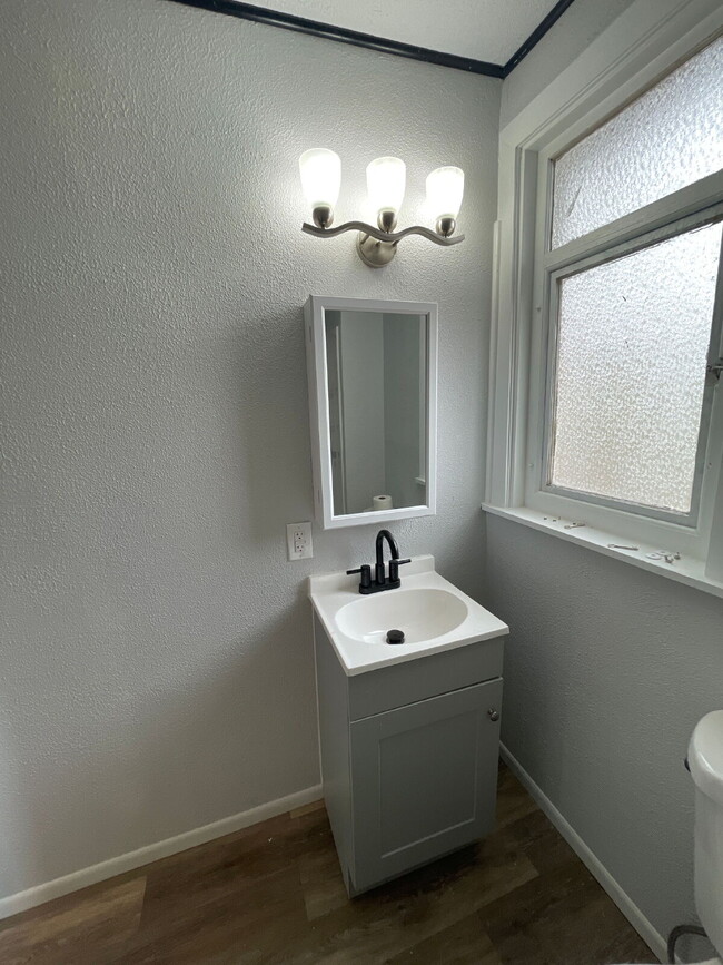 Building Photo - Completely renovated 4 bed 1 bath home near Kennywood Park!