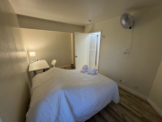 Building Photo - Fully Furnished Ground-Floor Condo with Pool Access!