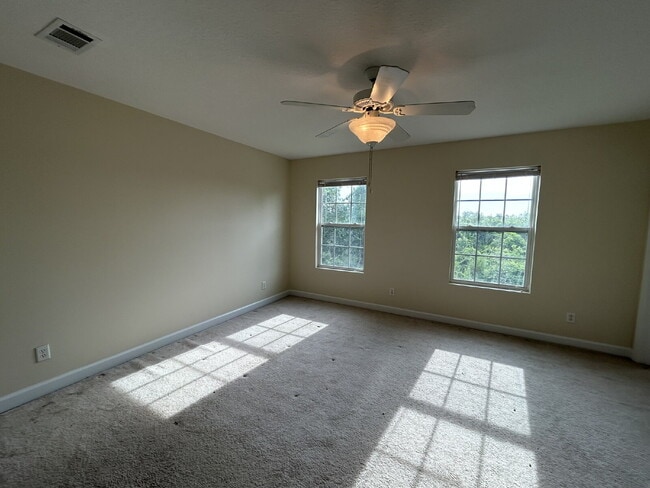 Building Photo - Town House For Rent