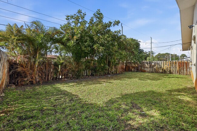 Building Photo - 1565 W 28th St