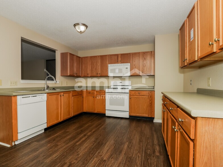 Building Photo - 13912 Meadow Lake Dr
