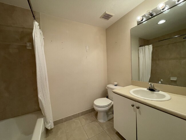 Building Photo - First Floor Two Bedroom Condo- Fort Myers