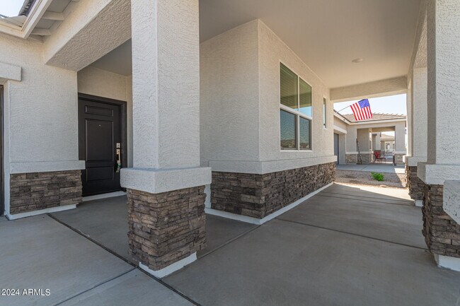 Building Photo - 15371 W Smoketree Dr
