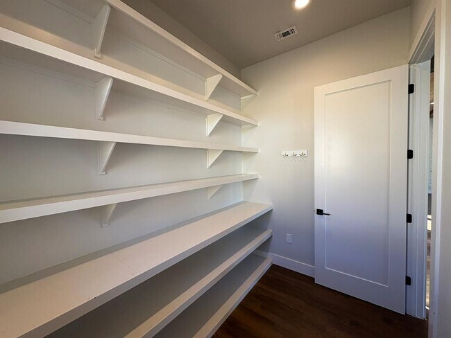 Building Photo - 143 Emmanuelle Ct