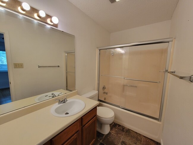 Building Photo - Gorgeous 2 beds 2 baths in San Antonio!