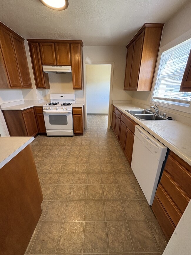 Building Photo - 401 Ainsley Ave